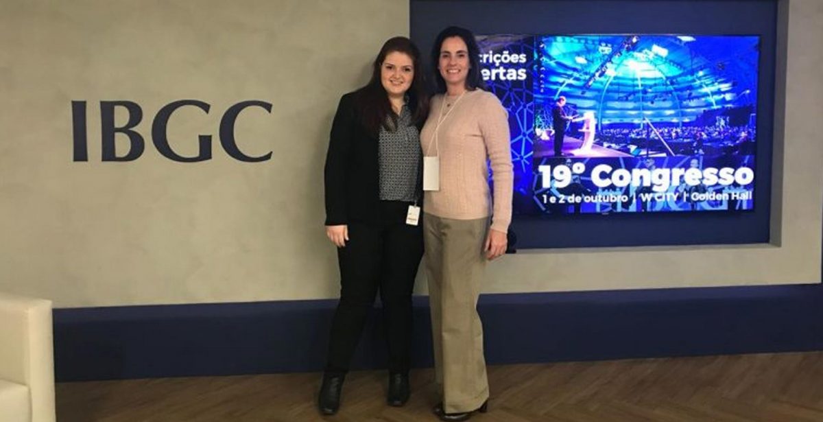 Sócias Crícila Camila dos Santos e Camila Zynger participam do Fórum de Liderança Consciente, Cultura Organizacional e Sustentabilidade