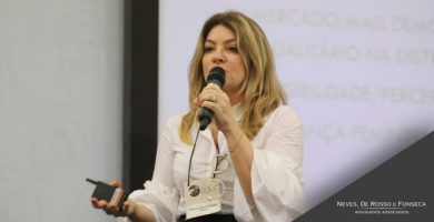 Sócia Rossana Fonseca fala ao público da III Conferência Nacional da Mulher Advogada